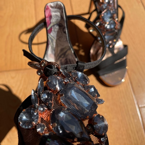Gorgeous Brand New Ted Baker Liosa Strappy Jewelled Black Heels Shoes - Picture 13 of 16